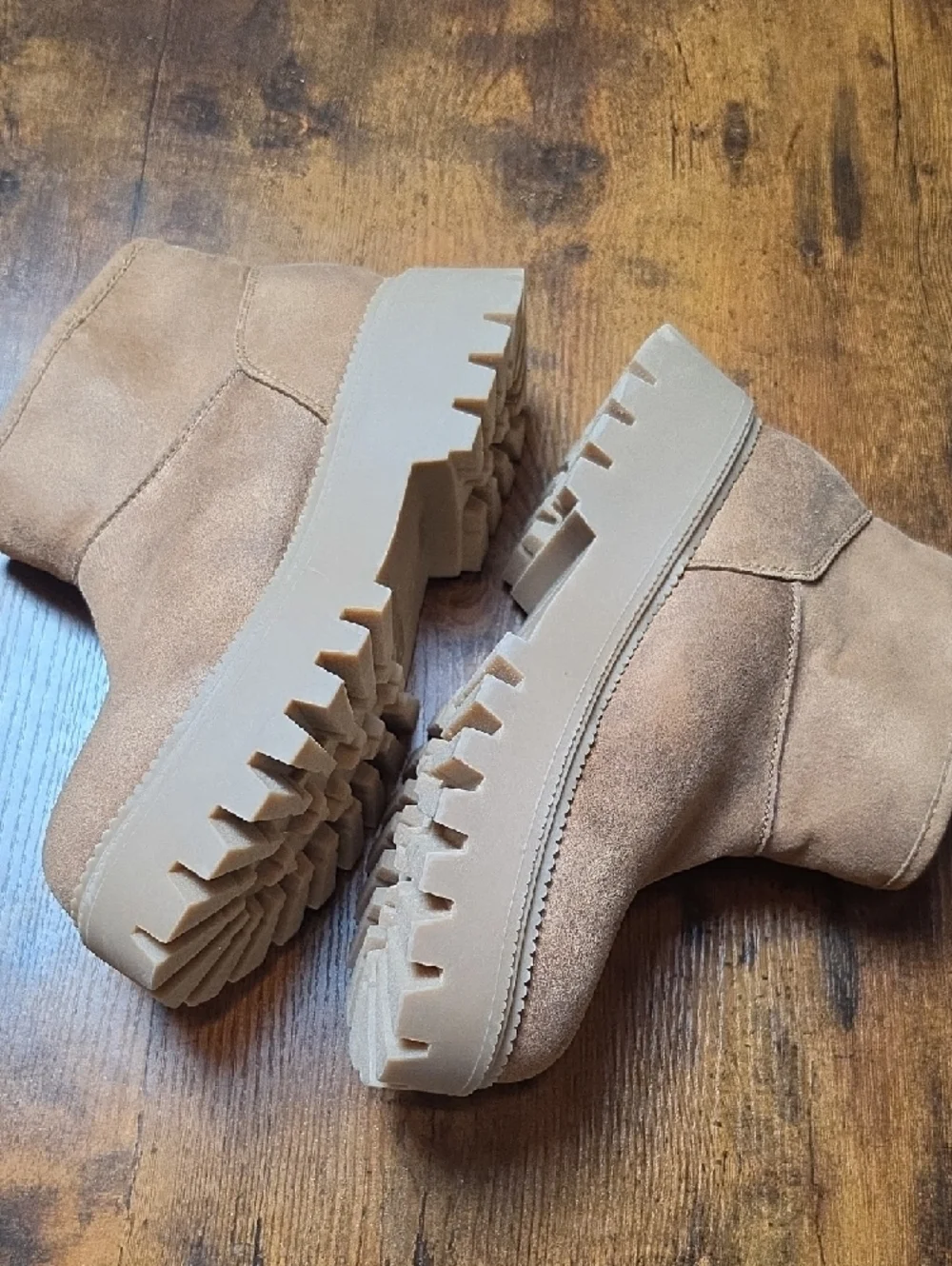 DV by DOLCE VITA | EUC Lonny Tan Suede Chunky Sherpa Platform Lug Booties‎ | 9
